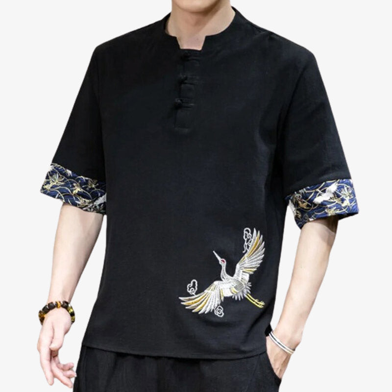 Homme habillé d'un t-shirt japonais à motif d'oiseau brodé