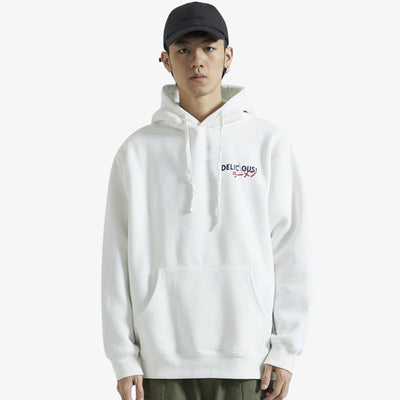 Personne portant un hoodie coton japonais à imprimé texte