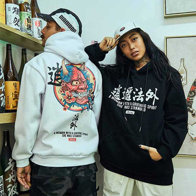 Un homme et une femme portent un hoodie démon Oni, coloris blanc et noir, motif kanji et visage de démon irezumi