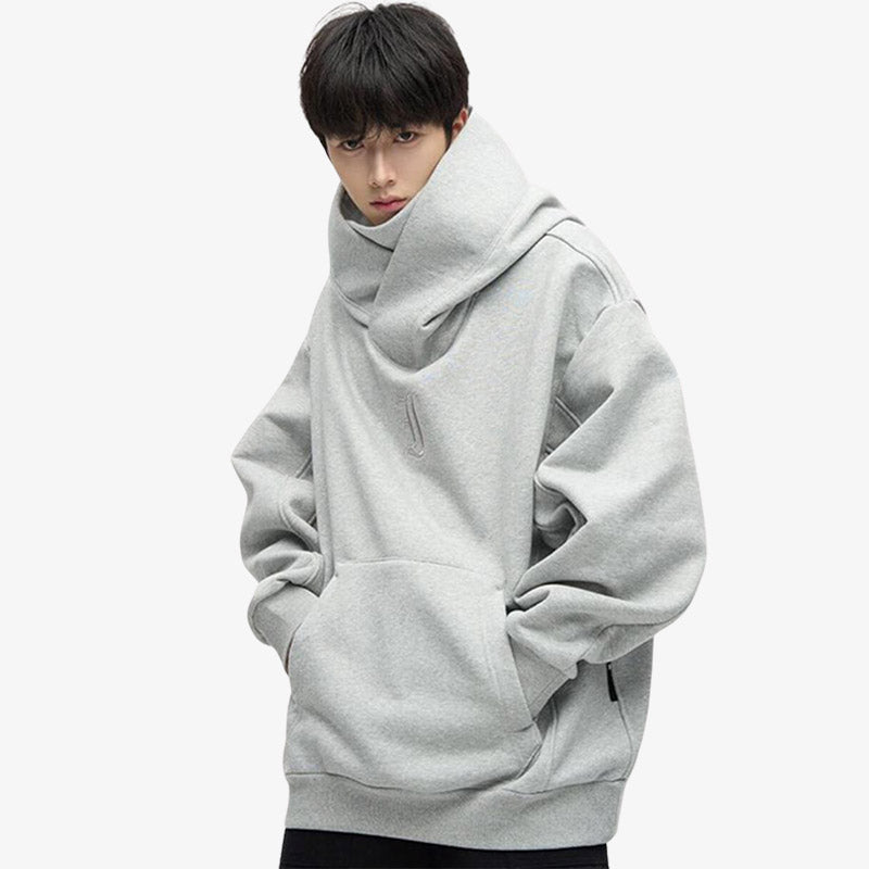 Hoodie japonais streetwear en coton gris, combinant une coupe oversize et un design minimaliste inspiré de la mode urbaine japonaise.