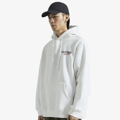 Personne portant un sweat à capuche streetwear japonais avec casquette noire
