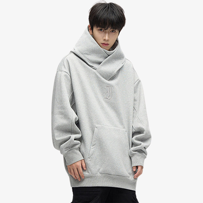 Hoodie japonais homme conçu en coton de haute qualité, avec une coupe épurée et une couleur grise intemporelle.