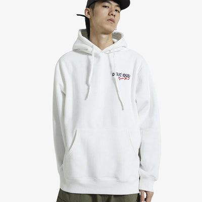 Personne portant un hoodie Tokyo homme avec kanji et graphisme