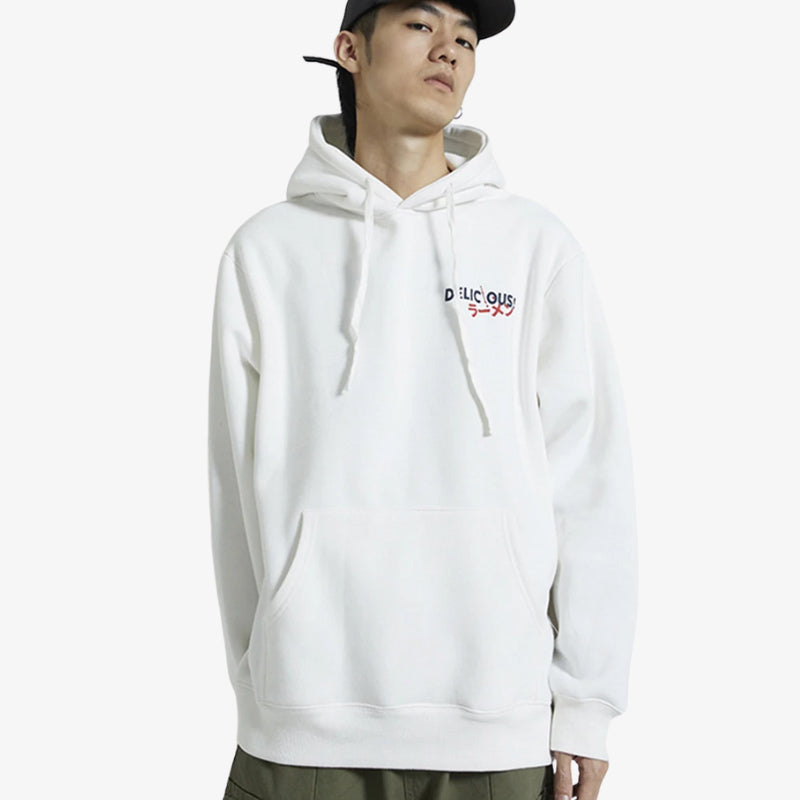 Personne portant un hoodie Tokyo homme avec kanji et graphisme