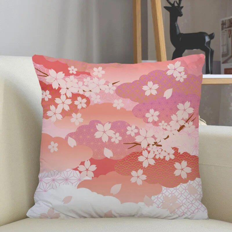 Une housse coussin japonais avec des motifs japonais de cerisiers sakura. Le coussin est de couleur rose avec des fleurs sakura