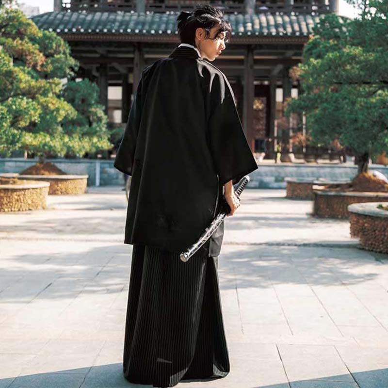 Un samourai de dos au Japon. L homme en kimono tient un sabre katana dans la main