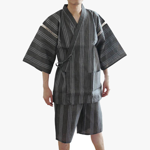 Le jinbei Homme Japonais est un vêtement traditionnel qui se porte comme un pyjama japonais. C'est un haut de kimono à manches courtes et un short