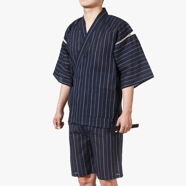 Ce Jinbei Japonais Homme est un short court et un haut de kimono à manches courtes. C'es un pyjama japonais traditionnel