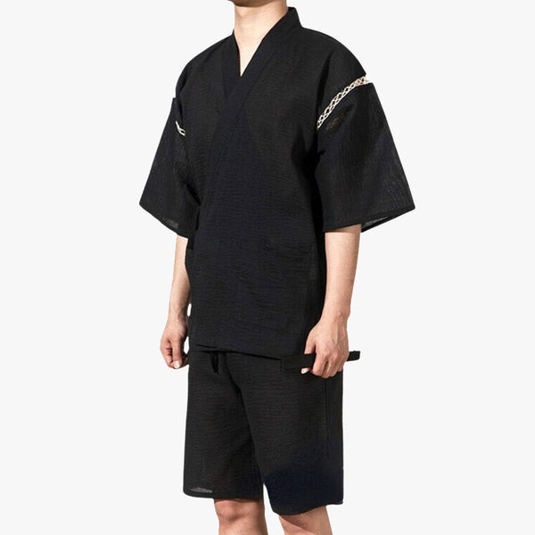 Un homme est habillé avec un jinbei japonais. C'est un haut de vêtement traditionnel japonais et un short kimono en coton