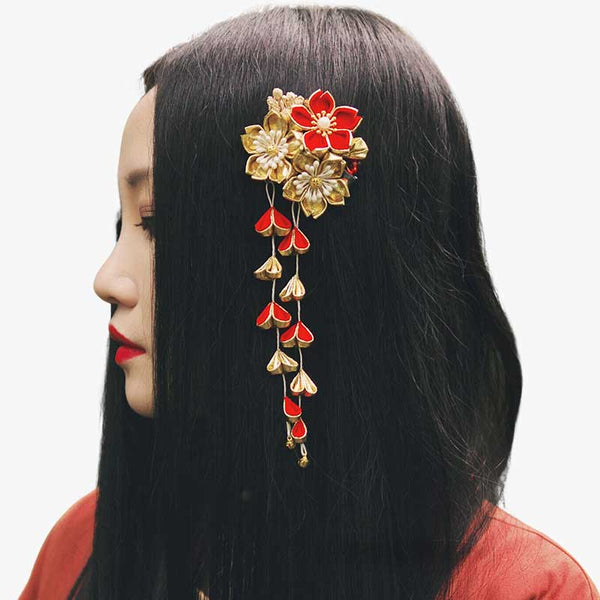 Une femme japonais porte dans les cheveux un bijou japonais Kanzashi fleur. Ce bijou de geisha est en forme de fleur de cerisier japonais: sakura