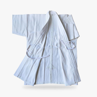 Le Keikogi blanc est un uniforme d'arts martiaux japonais traditionnel, parfait pour les adeptes du bushido, du kendo et de l'aikido, offrant confort et performance.