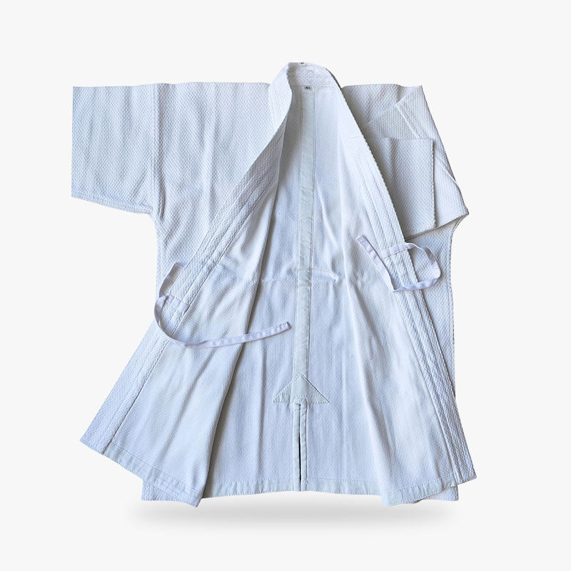 Le Keikogi blanc est un uniforme d'arts martiaux japonais traditionnel, parfait pour les adeptes du bushido, du kendo et de l'aikido, offrant confort et performance.