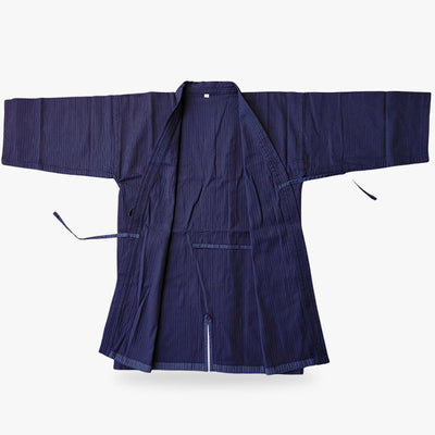 Le Keikogi bleu est un uniforme d'arts martiaux, parfait pour les pratiquants de kendo, aikido et bushido