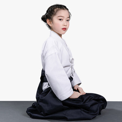 Le Keikogi kendo offre une tenue optimale pour les pratiquants de kendo, combinant tradition et confort pour un entraînement efficace