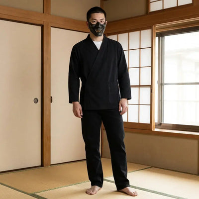 Kimono Cardigan porté par un homme dans une pièce japonaise traditionnelle, vue de face