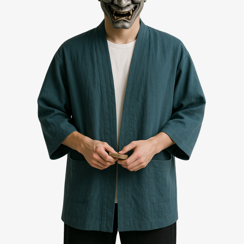 Une personne est vêtue d'un kimono cardigan japonais pour homme de style traditionnel, inspiré de l'esthétique traditionnelle du kimono, idéal pour des tenues décontractées raffinées. Il porte un t -shirt blanche Harajuku sous la veste kimono.
