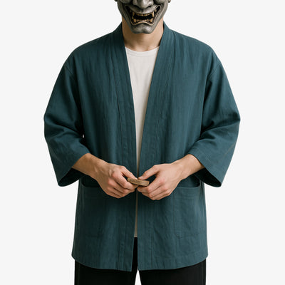 Une personne est vêtue d'un kimono cardigan japonais pour homme de style traditionnel, inspiré de l'esthétique traditionnelle du kimono, idéal pour des tenues décontractées raffinées. Il porte un t -shirt blanche Harajuku sous la veste kimono.