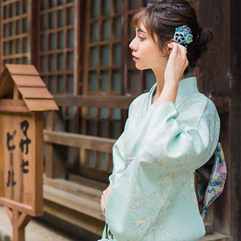 Kimono cosplay femme blanc porté avec ceinture obi et coiffure fleurie