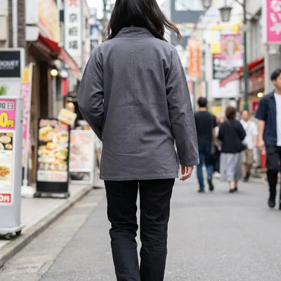 Vêtement Traditionnel Japonais porté par une femme dans une pièce japonaise traditionnelle