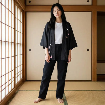 Kimono Fleuri porté par une femme dans une pièce japonaise traditionnelle