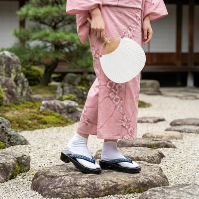 Kimono femme geta porté dans un jardin japonais