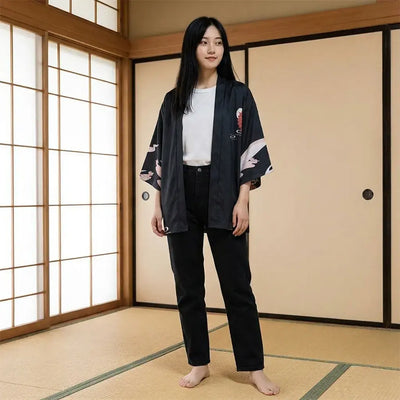 Kimono Manga porté par une femme dans une pièce japonaise traditionnelle