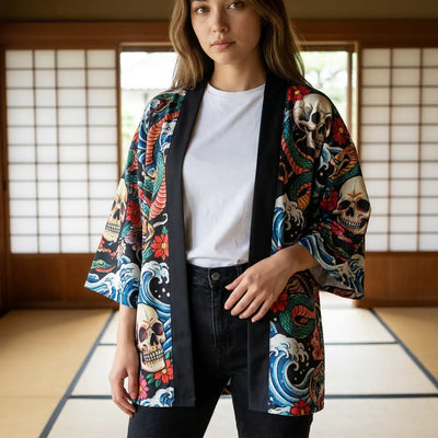 Veste kimono femme motif vague vue de face, la vague déferlant sur la manche