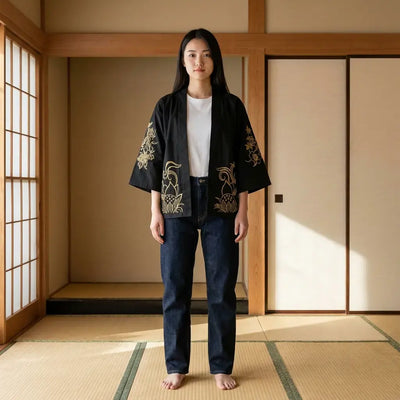 Kitsune Kimono porté par une femme dans une pièce japonaise traditionnelle