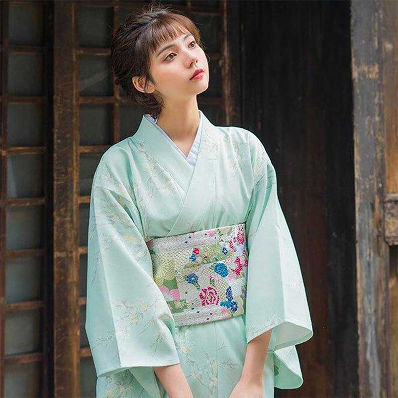 Kimono fleuri femme blanc orné d'un délicat motif de branche