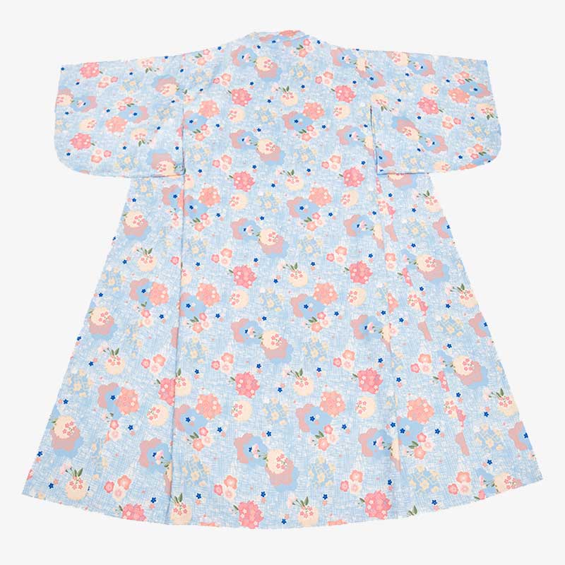 Robe kimono rose ornée de motifs floraux japonais