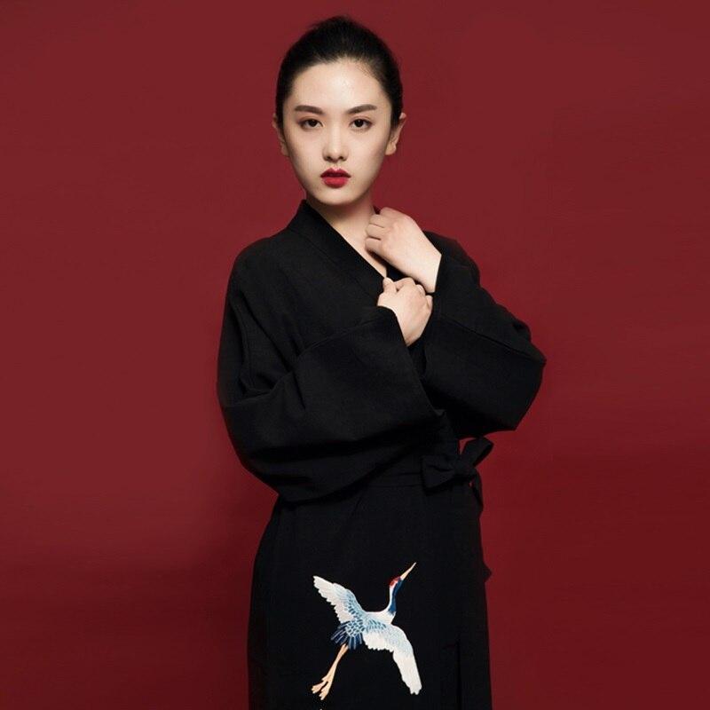 Kimono geisha femme avec motif de grues japonaises