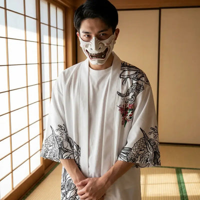 Kimono Hannya porté par un homme dans une pièce japonaise traditionnelle, vue de face