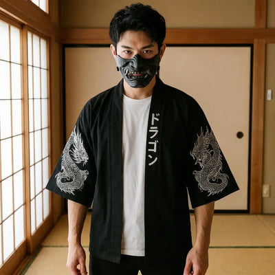 Kimono Haori Homme porté par un homme dans une pièce japonaise traditionnelle, vue de face