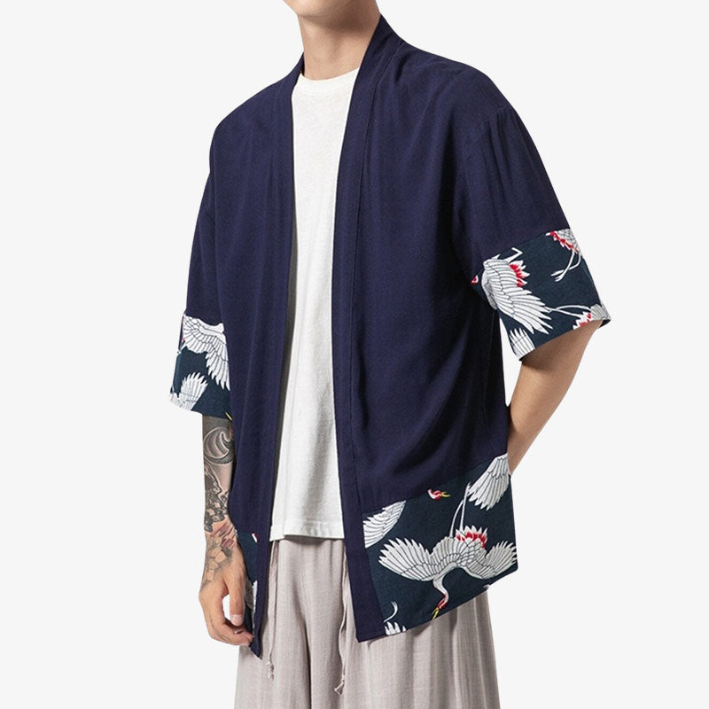 Cette veste japonaise est un kimono haori homme traditionnel de couleur bleu marine avec un motif japonais Tsuru imprimé sur les manches et aux extremités