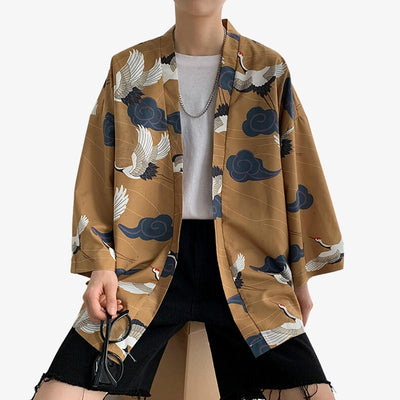 Un japonais est habillé avec une veste kimono haori yukata en matière coton et polyester. La veste de kimono est imprimé de motifs japonais grues Tsuru et des symboles de nuages japonais Kumo