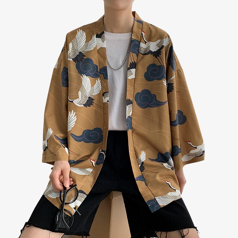 Un japonais est habillé avec une veste kimono haori yukata en matière coton et polyester. La veste de kimono est imprimé de motifs japonais grues Tsuru et des symboles de nuages japonais Kumo
