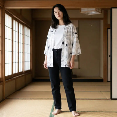 Veste Effet Kimono porté par une femme dans une pièce japonaise traditionnelle