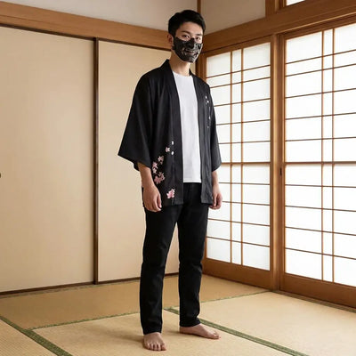 Kimono Fleuri porté par un homme dans une pièce japonaise traditionnelle, vue de face