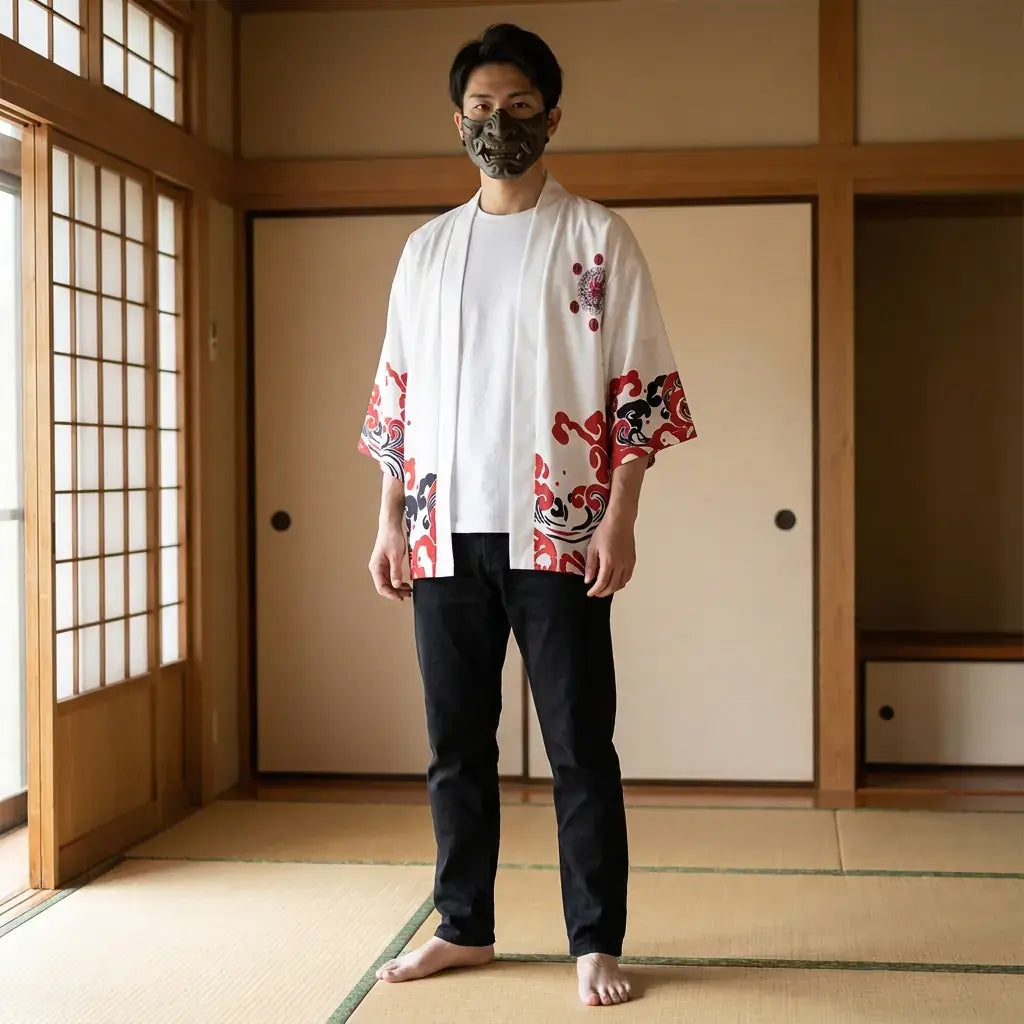 Veste Style Kimono Homme porté par un homme dans une pièce japonaise traditionnelle, vue de face