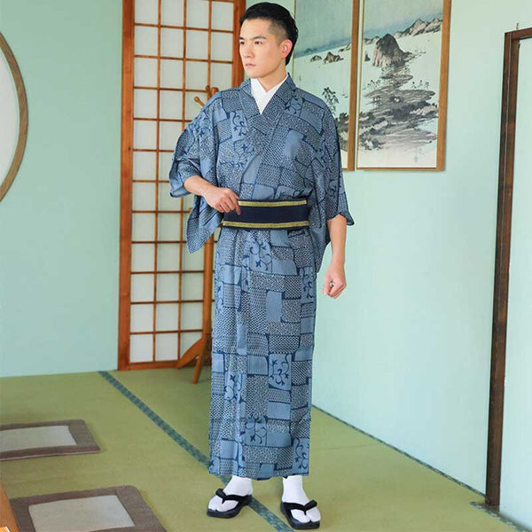 Dans une maison nipponne, Habillez-vous avec un kimono homme japonais complet. L'homme porte aussi une ceinture Obi, des chaussettes tabi blanches et une paire de sandales Geta