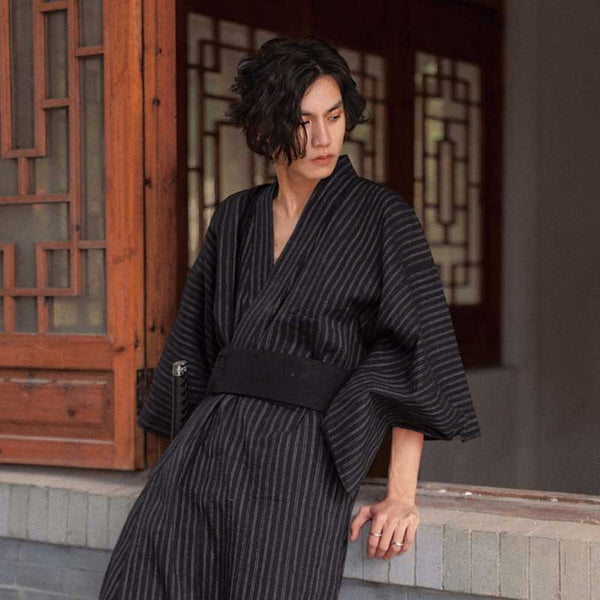 Ce kimono homme Japonais traditionnel est un Yukata. Ce vêtement japonais s'attache avec une ceinture Obi noire