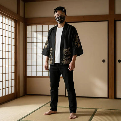 Kitsune Kimono porté par un homme dans une pièce japonaise traditionnelle, vue de face
