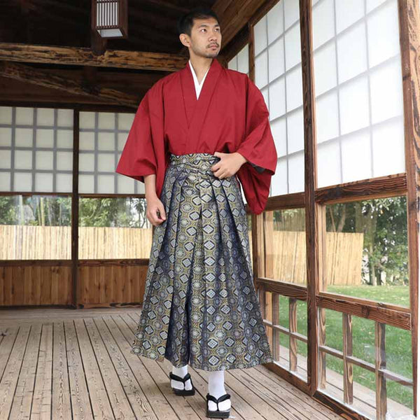 Un japonais porte un kimono homme rouge traditionnelle avec une paire de sandales geta et des chaussettes tabi blanches