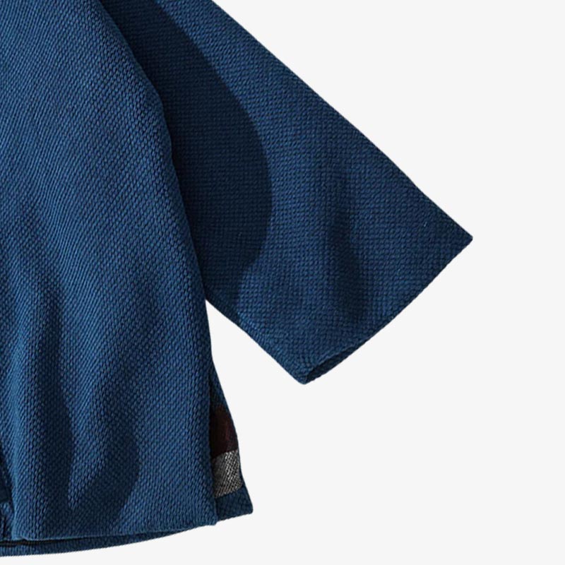 Veste kimono japonaise dans des tons indigo, artisanat intemporel