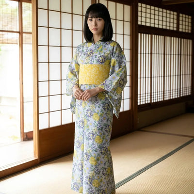 Kimono japonais femme jaune à motif de fleurs yamabuki porté en long croisé