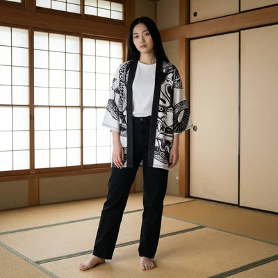 Haori femme traditionnel porté ouvert sur un t-shirt blanc et un pantalon noir