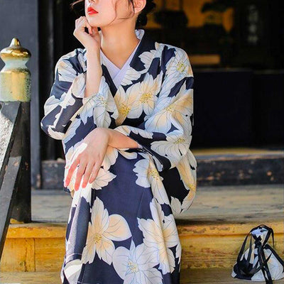 Kimono japonais femme aux motifs floraux jaunes et blancs