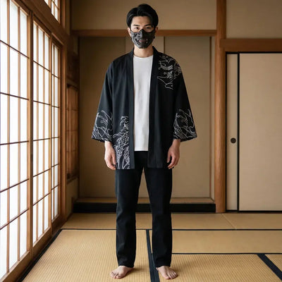 Kimono Japonais Haori porté par un homme dans une pièce japonaise traditionnelle, vue de face
