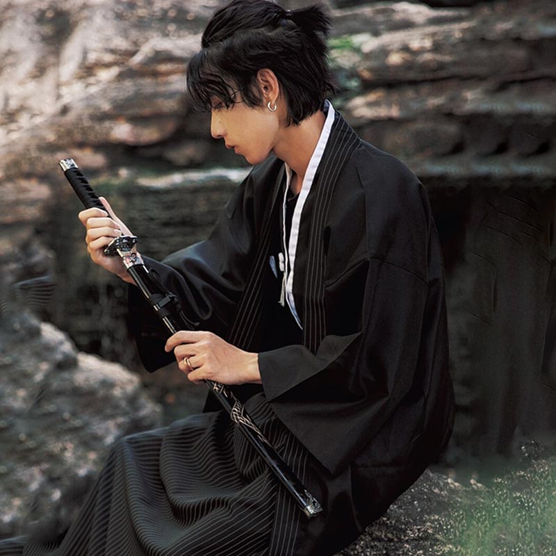 Pour un style samourai, hebillez-vous avec un kimono japonais homme ronin. Il tient dans la main un sabre katana