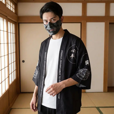 Kimono japonais Kyoto porté par un homme dans une pièce japonaise traditionnelle, vue de face